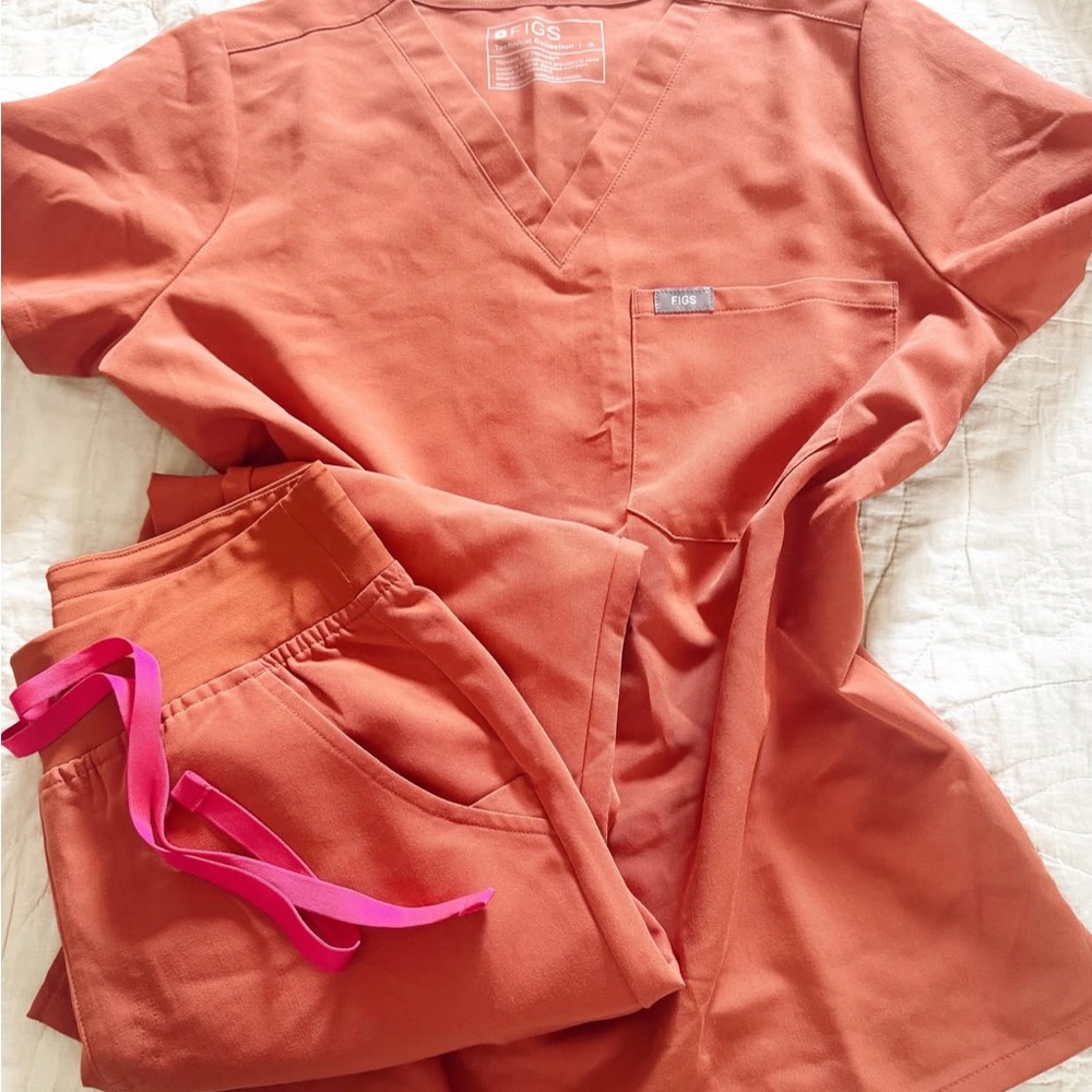 Figs Women's Scrub Set in Warm Terracotta